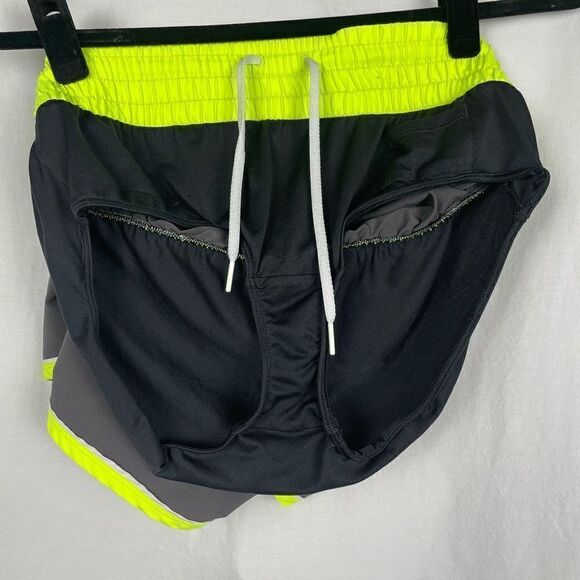 Under Armour Heat Gear Semi-Fitted Neon Short - Women’s M - Picture 5 of 5